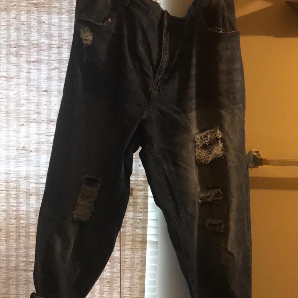 SOLD!Dollhouse Cuffed distressed plus size capris.